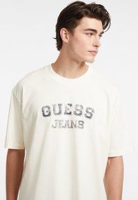 Guess Jeans VINTAGE - Marškinėliai su spaudiniu - creme