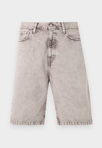 Ανοιχτό γκρι τζιν σορτς με μπροστινό κουμπί, φερμουάρ, θηλιές για ζώνη και πλαϊνές τσέπες, εμφανίζονται σε λευκό φόντο.