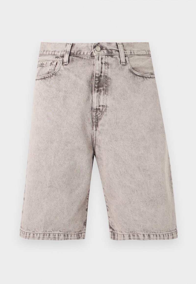 Pantalones cortos vaqueros gris claro con botón delantero, cremallera, trabillas para cinturón y bolsillos laterales, mostrados sobre un fondo blanco.