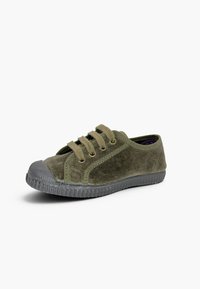 Olivengrøn ruskind lavtop sneaker med matchende snørebånd og en tekstureret grå gummisål og tåhætter, vinklet mod højre på hvid baggrund.