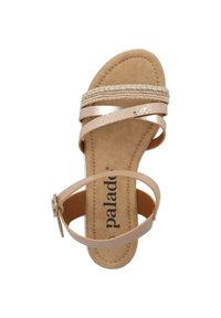 Sandale à lanières avec un dessus en suède beige et des accents en textile tressé, dotée de sangles métalliques et d'une semelle rembourrée avec un logo en relief.