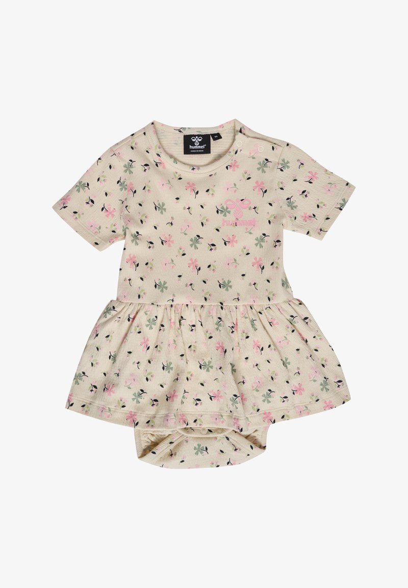 Ljust beige klänning med korta ärmar, blommönster i rosa och grönt, volangkjol och tryckknappar vid axeln för enkel påklädning.