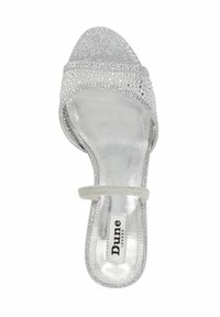 Zilveren slide sandaal met een gestructureerde glitters bovenkant, open te ontwerp, een dunne enkelband en een metalen afwerking op de binnenzool.