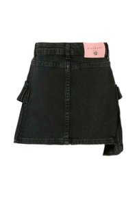 Gonna di jeans nera con una forma leggermente svasata, dotata di tasche laterali e un'etichetta in pelle rosa con il marchio "Richmond" sul retro.