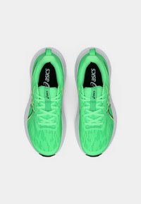 Grønne treningesko med en teksturert mesh-overdel, flate lisser, en polstret såle og en subtil sølvdetalj på siden.