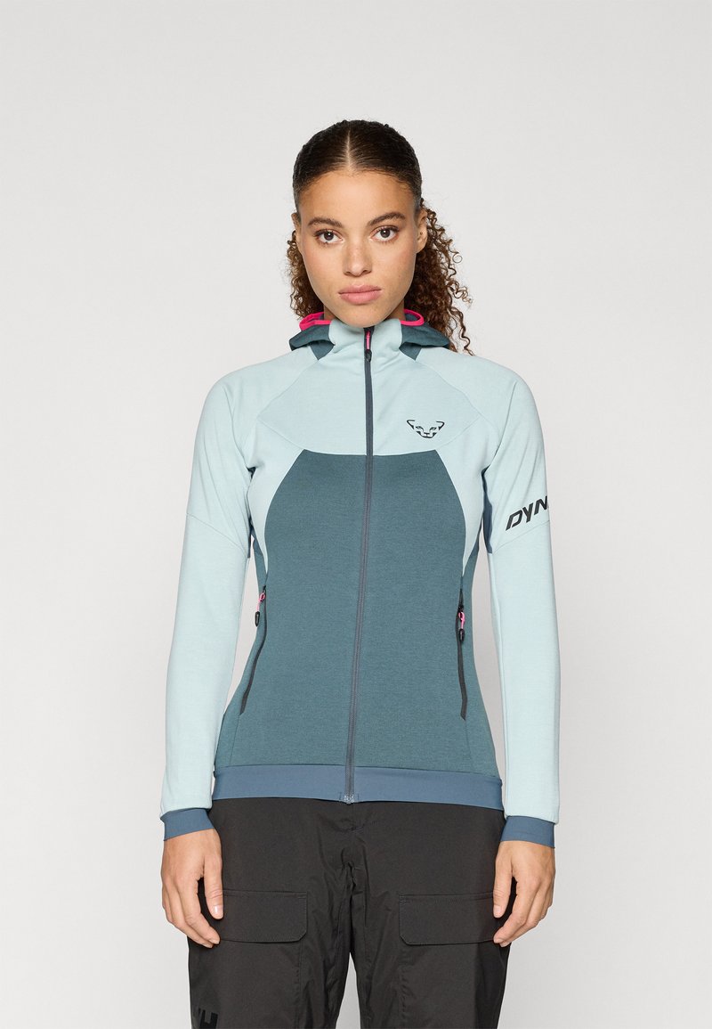 Hele sinine ja teal värvi lukuga jakk kapuutsiga, roosa aktsenti, kahe küljetaskuga ja rinnal logoga. Valmistatud pehmest ja venivast materjalist.