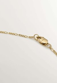 Collar de cadena de oro con eslabones ovalados entrelazados y eslabones retorcidos, con cierre de gancho. Textura suave y acabado brillante.