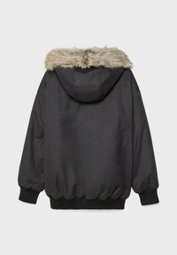 Czarna pikowana kurtka z kapturem, ozdobiona sztucznym futerkiem. Mankiety i dół kurtki wykończone ściągaczem, gładka powierzchnia zewnętrzna oraz luźny krój.