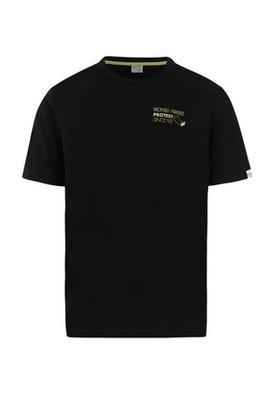 Crna pamučna majica kratkih rukava, okruglog vrata, s grafičkim dizajnom žutog teksta na kojem piše "BACKYARD PARADISE PROTEST SINCE 93."