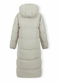 Pitkä beige puhvitakki, jossa on vaakasuorat tikkauspinnat, pitkät hihat joust cuffsilla ja kiinnitettävä huppu, näkyy takaa.