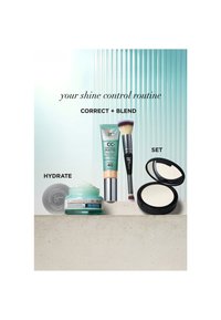 Crema in gel etichettata "Confidence in a Gel Cream", fondotinta CC+ Natural Matte, pennello doppio per il trucco e cipria compatta per routine di controllo della lucentezza.