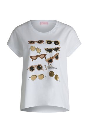 Witte katoenen t-shirt met een grafisch ontwerp van verschillende zonnebrillen in diverse vormen en kleuren, inclusief hartvormige en panterprintontwerpen.