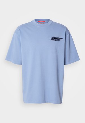 Hellblaues T-Shirt mit kurzen Ärmeln aus Baumwolle. Verfügt über einen Rundhalsausschnitt und ein schwarzes Grafikdesign von Pfeilen auf der linken Brustseite.