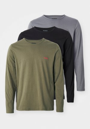 Tres camisetas de manga larga en color verde oliva, negro y gris. Están hechas de algodón, tienen cuellos redondos y una pequeña logo rojo en la camiseta verde oliva.