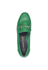 Zapato de cuero verde con puntera afilada, hardware decorativo de cadena dorada y textura suave; el interior presenta la marca. Talla 37.