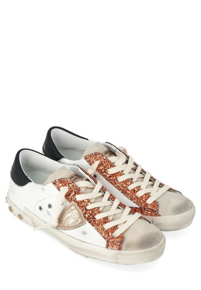 Sneakers bianchi in pelle con dettagli in glitter rame, punta in suede beige, tallone nero e lacci crema, arricchiti da rivetti metallici sui lati.