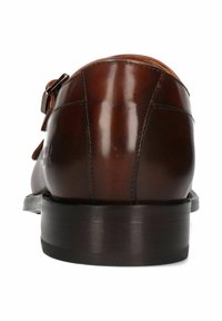 Scarpa in pelle marrone con finitura liscia, punta arrotondata e una piccola fibbia a strap. Presenta una suola nera piatta e resistente.