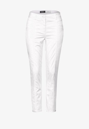 Białe bawełniane spodnie o dopasowanym kroju, prostych nogawkach, z kieszeniami z przodu i z tyłu oraz delikatnym teksturowanym wykończeniem po bokach.