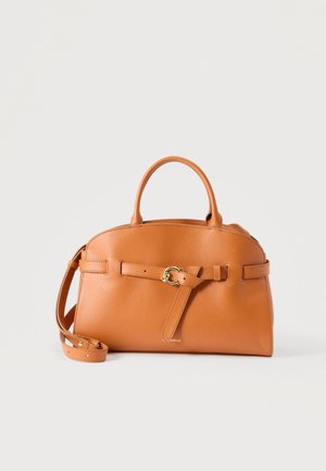 Handtas van tan leer met afgeronde bovenhandgrepen, een voorste riem met gouden gespsluiting en een verstelbare schouderriem op een witte achtergrond.