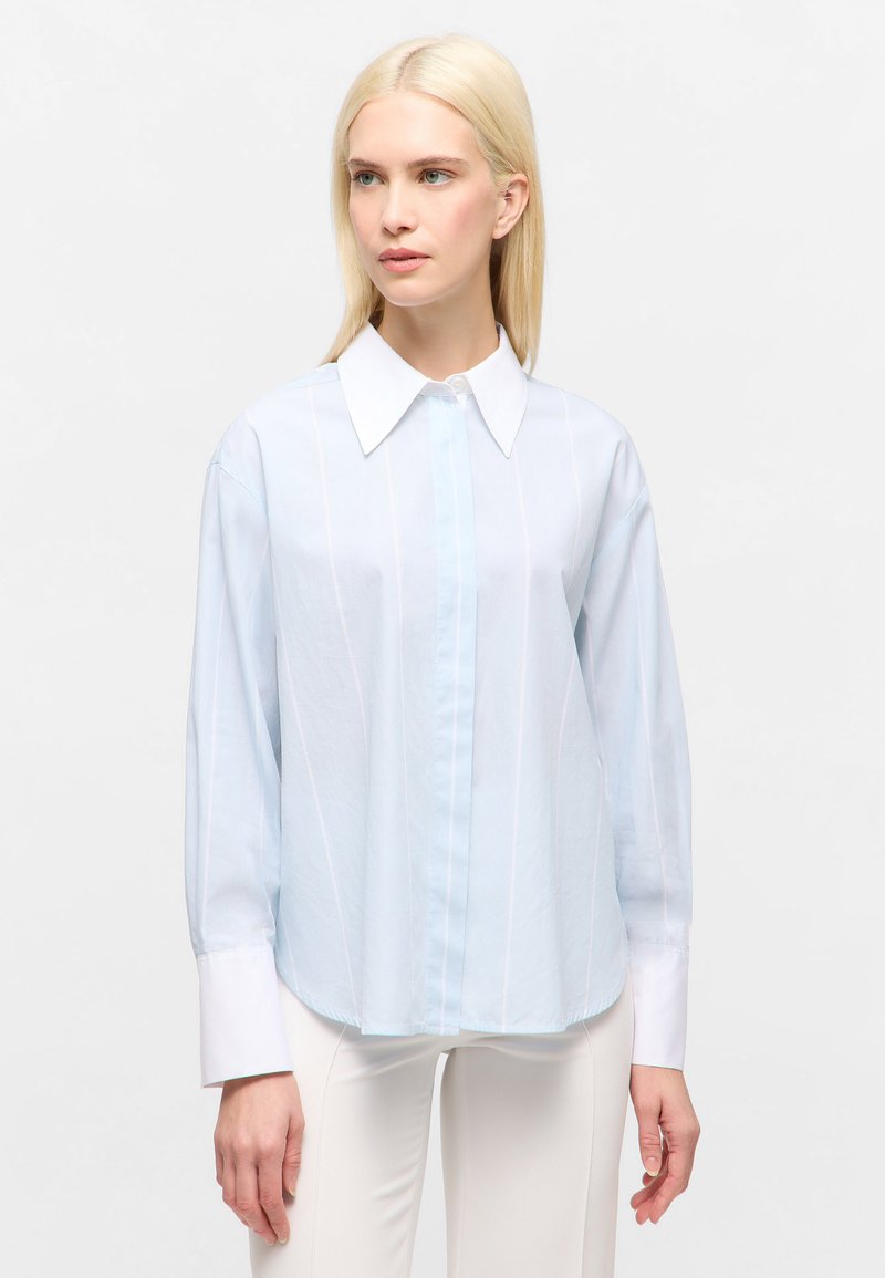 Helles blaues Langarmhemd mit weißen vertikalen Streifen, spitzem Kragen, Knopfleiste und weißen Ärmelakzenten. Glatte Stofftextur.