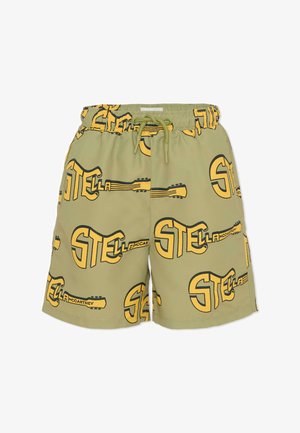 Groene zwemshorts met een herhalend geel patroon met de tekst "STELLA" en gitaarillustraties. Elastische tailleband met trekkoord.