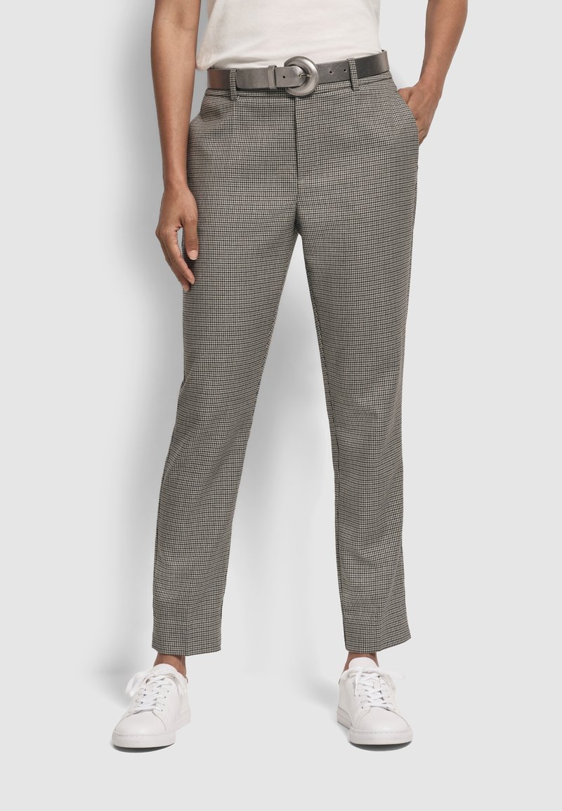 Grijze houndstooth geprinte tapered broeken met een gladde textuur, gecombineerd met een grijze riem met een ronde gesp en witte sneakers.