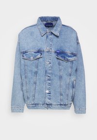 Giubbotto in denim azzurro chiaro con chiusura a bottoni, due tasche sul petto e dettagli metallici. Presenta un colletto classico e una texture leggermente strappata.