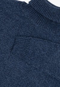 Maglione in lana blu scuro con colletto alto a coste, motivo a texture e maniche lunghe. Il materiale sembra morbido e spesso.