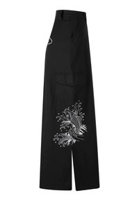 Svarte bukser med vid ben, lavet af slidstærkt stof, med et broderet koi-fisk design på den nedre side og en praktisk lomme.