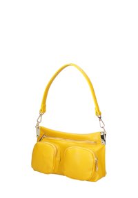 Borsa in pelle gialla con due tasche frontali, chiusura con zip e una sola tracolla regolabile con accessori in tonalità oro.
