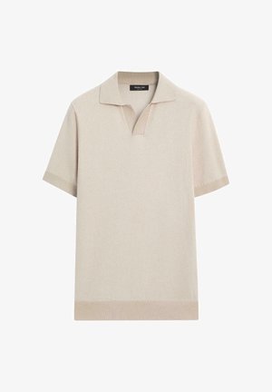Beżowa, dzianinowa koszulka polo z krótkim rękawem, teksturowaną tkaniną, otwartym kołnierzykiem w kształcie litery V i prostym dołem.