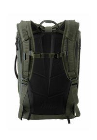 Mochila verde oliva con panel trasero acolchado negro, correas ajustables, compartimento con cremallera y detalle del logo en la parte inferior.