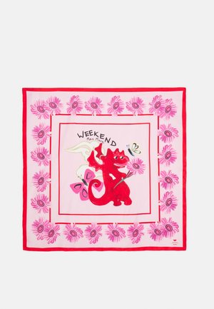 Foulard carré avec bordure rouge, fleurs roses sur les bords, et un dragon rouge tenant des fleurs et des papillons au centre avec le texte "WEEKEND Max Mara."