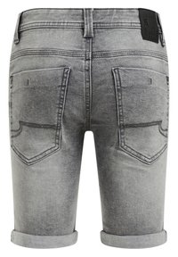 Šedé denim šortky s ohrnutým lemem, se dvěma zadními kapsami a koženou nášivkou značky na pasu. Texturovaný, vybledlý vzhled.