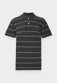 Μαύρο πόλο μπλούζα με λευκές και μπλε οριζόντιες ρίγες, κλασικό γιακά, δύο κουμπιά και κόκκινο λογότυπο στο στήθος. Υλικό από βαμβακερό μείγμα.