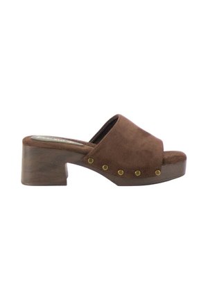 Mule de ante marrón con punta abierta, tacón de bloque y detalles de tachuelas doradas a lo largo del lateral sobre una suela de madera.