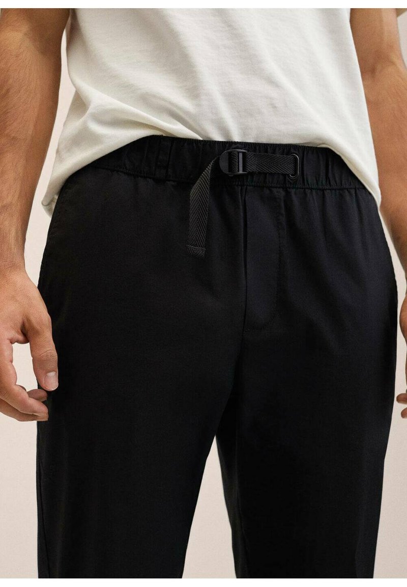 Herren Chinos | Mango ALMENDRO Stoffhose schwarz - RM37789 Herren Chinos | Mango ALMENDRO Stoffhose schwarz - RM37789
