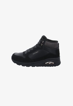 Zwarte high-top sneaker met een bovenwerk van soepel leer en suede. Voorzien van een gevoerde kraag, ronde veters en een zichtbare luchtkussen in de zool.