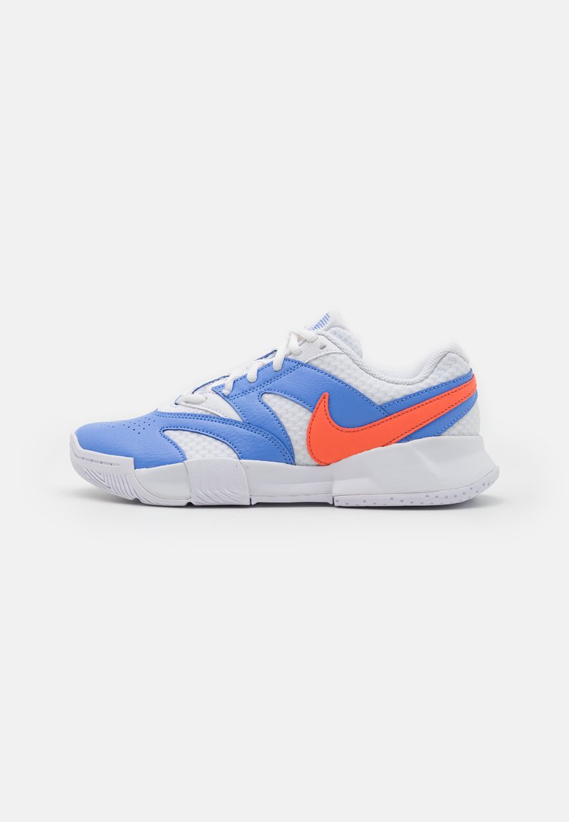 Plava i bijela atletska cipela s teksturiranom površinom, mrežastim i sintetičkim materijalima, s narančastim Nike swooshom i gumiranim potplatom.