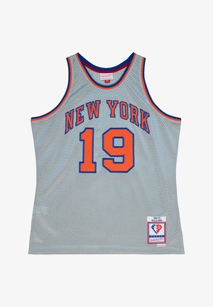 Maglia da basket grigia in rete con rifiniture blu e arancioni, con la scritta "NEW YORK" e il numero "19" ben visibili. Include un'etichetta.