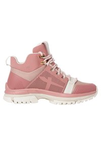 Růžová sportovní bota s texturovaným designem, obsahující síťované panely, zlaté kovové detaily, bílé tkaničky a polstrovanou podrážku.