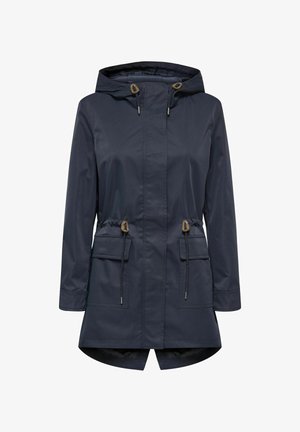 Tumši zila ūdensizturīga vējjaka ar kapuci, piegulošu vidukli un divām priekšējām kabatām. Aprīkota ar metāliskām detaļām un nedaudz garāku aizmuguri.