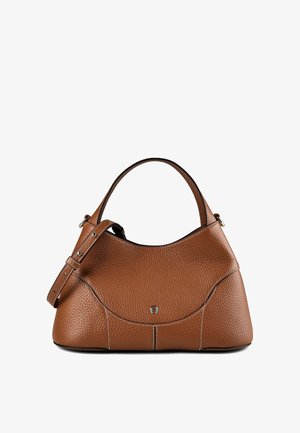 Sac à main en cuir marron texturé avec une poignée courte et une bandoulière réglable, avec des coutures discrètes et un petit logo métallique à l'avant.