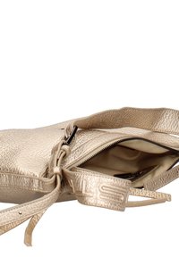 Borsa dorata metallica con finitura testurizzata, tracolla regolabile e tasca interna con zip. Parte superiore aperta che rivela una fodera beige all'interno.