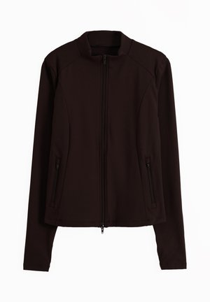 Chaqueta negra de manga larga con cremallera, cuello alto y bolsillos laterales con cremallera, mostrada extendida sobre fondo blanco.