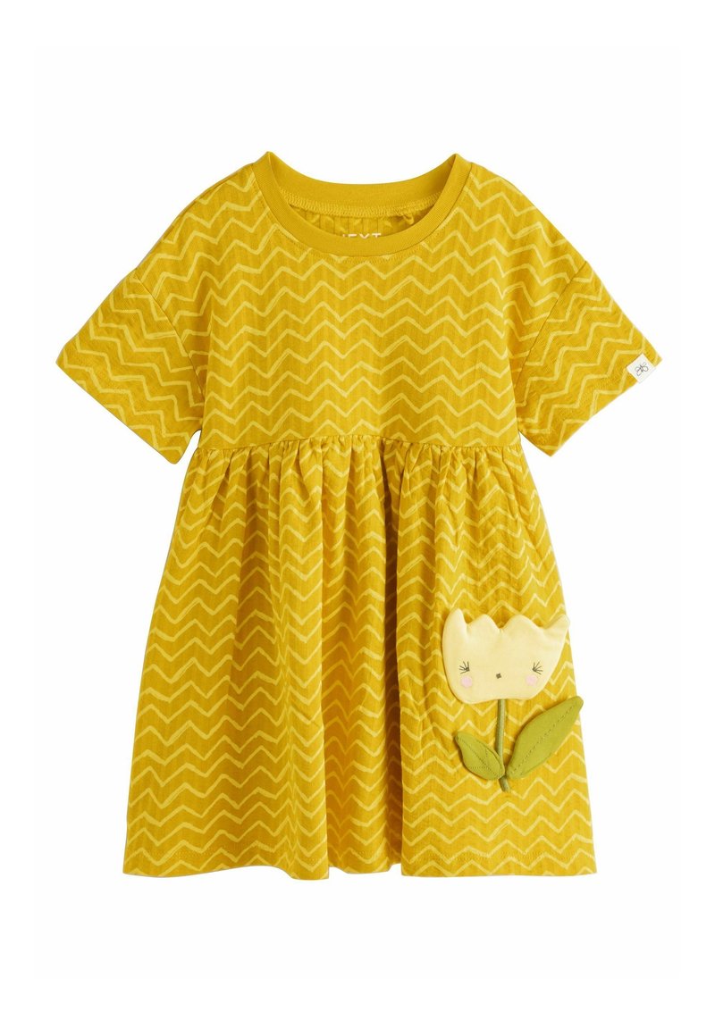 Robe jaune pour enfant avec un motif en zigzag, manches courtes, taille froncée, et un appliqué de tulipe souriante avec des feuilles vertes sur la jupe.