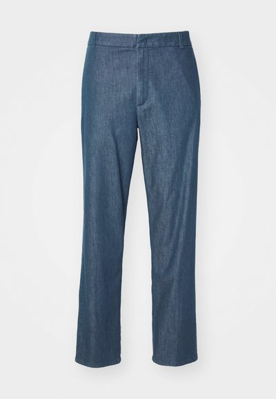Pantaloni din denim albastru închis cu un design cu picior drept, având un talie standard și o textură subtilă, suspendați pe un fundal alb.