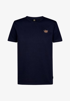 Marineblauw T-shirt met korte mouwen en een ronde hals met een klein beige "Petrol Industries" logo op de linkerborst.