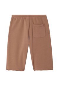 Brązowe szorty do kolan z elastycznym pasem i pojedynczą kieszenią z tyłu po prawej stronie, ułożone płasko na białym tle.