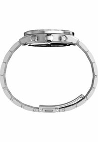 Montre en métal argenté avec un cadran rond, deux boutons poussoirs, une couronne texturée et un design de bracelet à maillons. Fini lisse et poli dans l'ensemble.